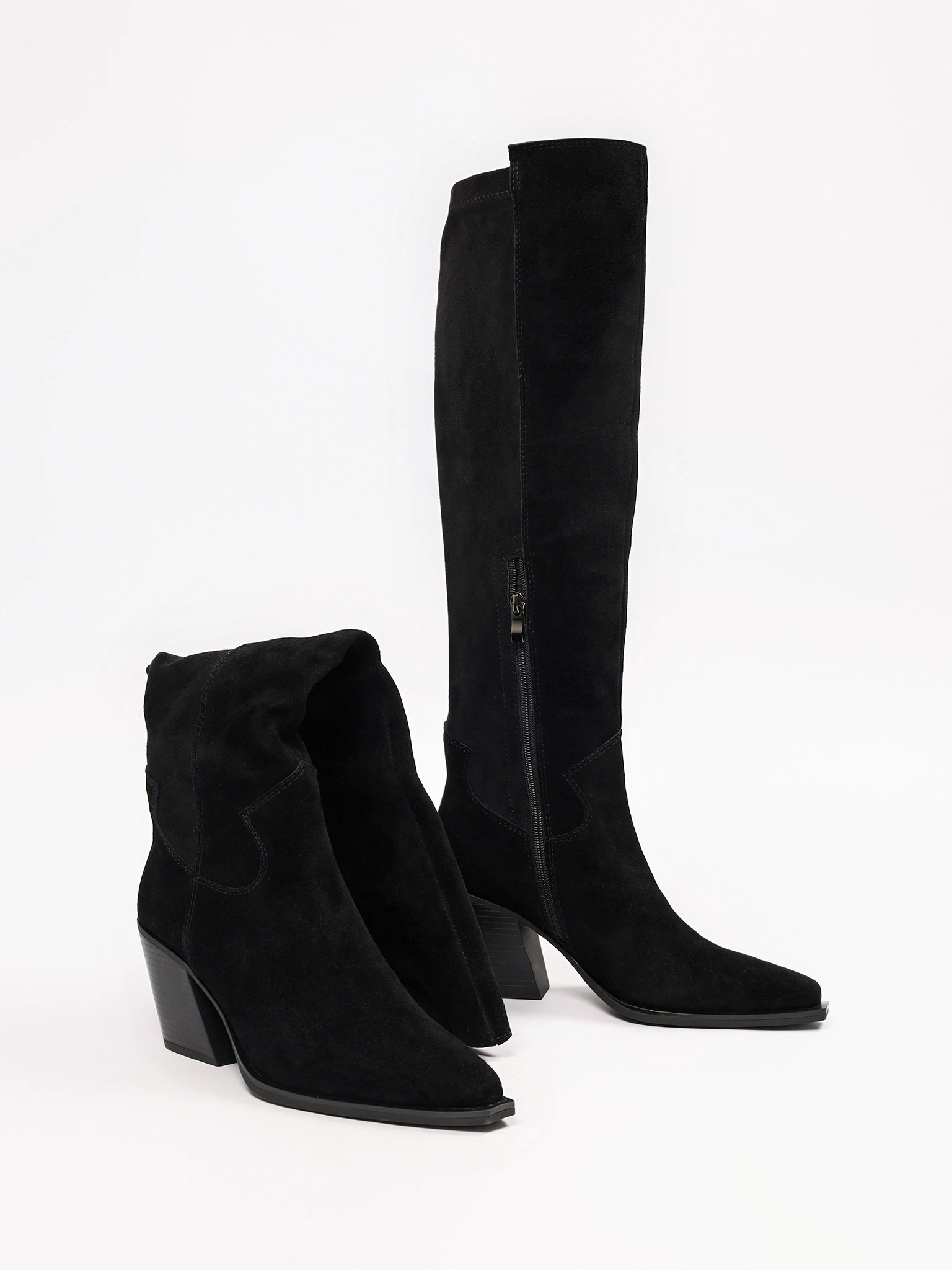 Сапоги черного цвета на высоком каблуке